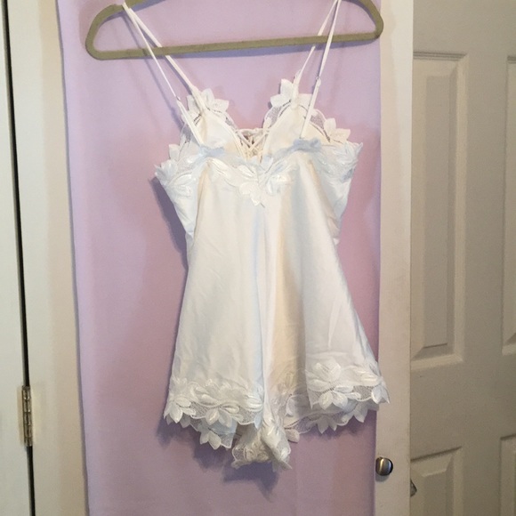 Lingerie - Picture 3 of 5